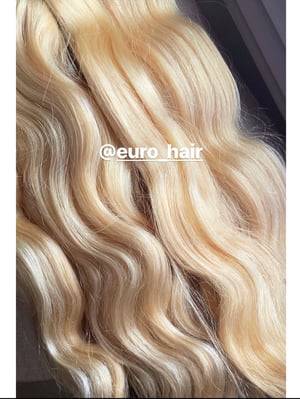 Image of BOMBSHELL BLONDE TOP-TO-BOTTOM PREMIUM EXTENSIONS BODY WAVE TEXTURE