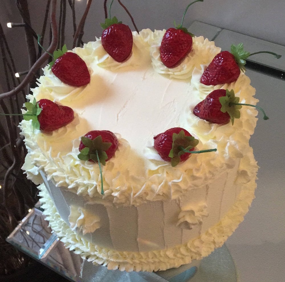 Image of Lottie fake 8in cream cake