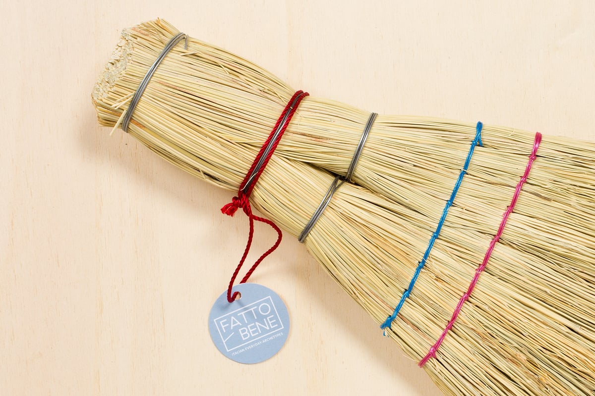 HANDMADE STRAW BROOM / SCOPA DI SAGGINA FATTA A MANO