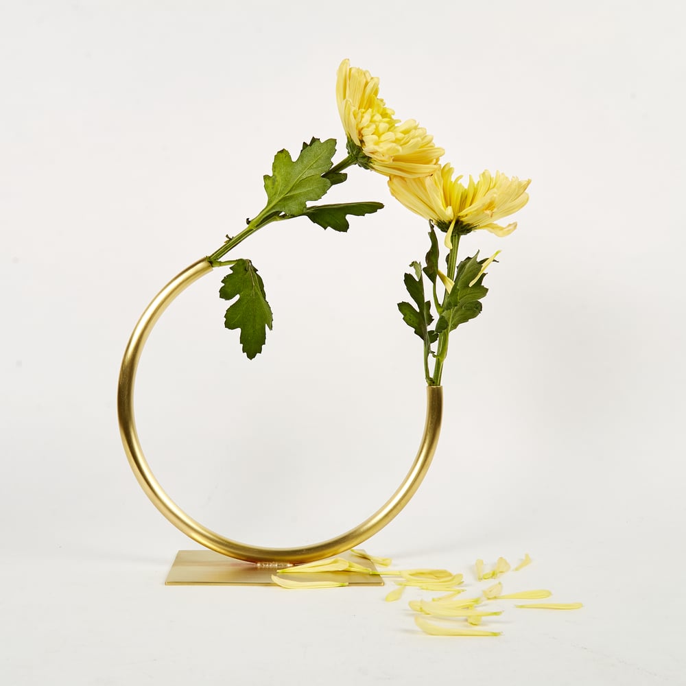 Image of Vase 867 - Edging Over Vase