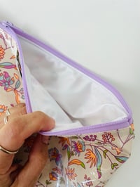 Image 3 of La Pochette à Maillots écrue et ses petites fleurs parme, orange et bleu ciel