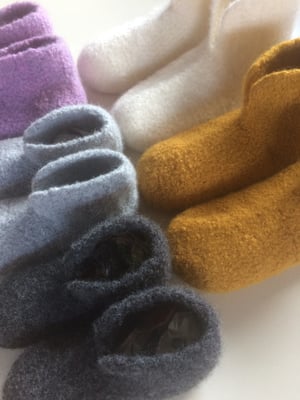 Image of "Rie" filtede hjemmesko til baby, hækleopskrift