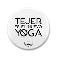 Chapa "Tejer es el nuevo  yoga"