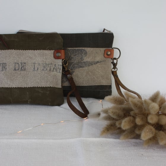 Image of Grandes pochettes plates Poste & Army.