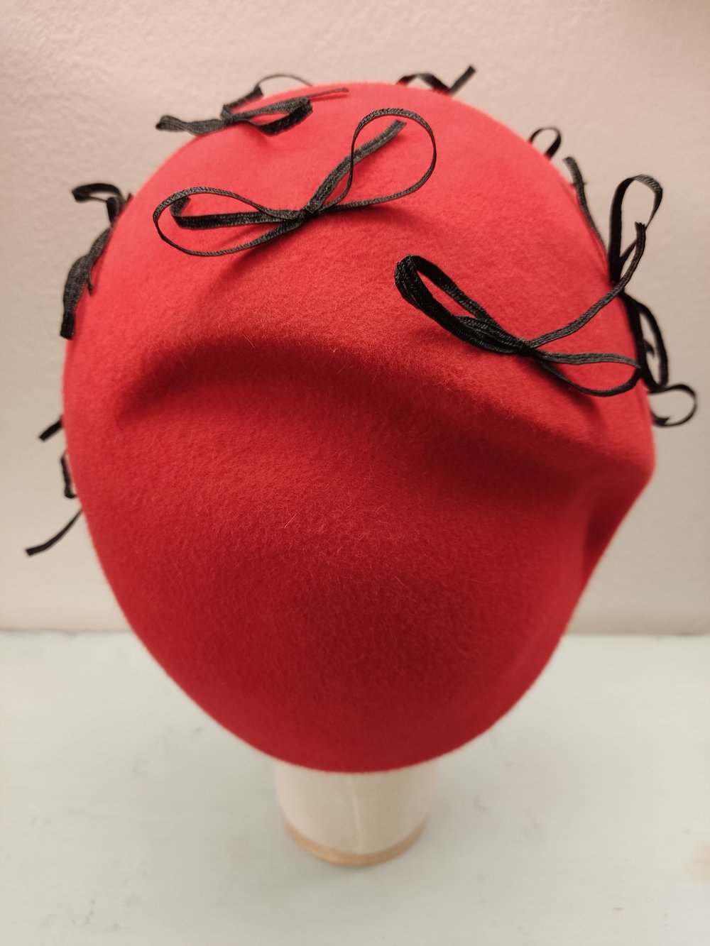 Image of Cappellino rosso con fiocchi