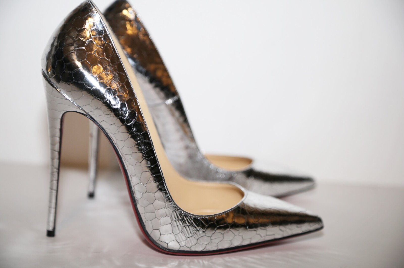 SO KATE CRACKLE PUMP | Trunk Show Designer Consignment SO KATE CRACKLE PUMP | Trunk Show Designer Consignment