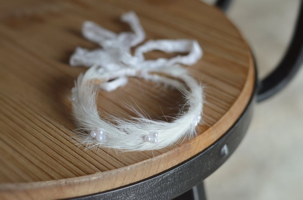 Image of White feathers and pearls halo