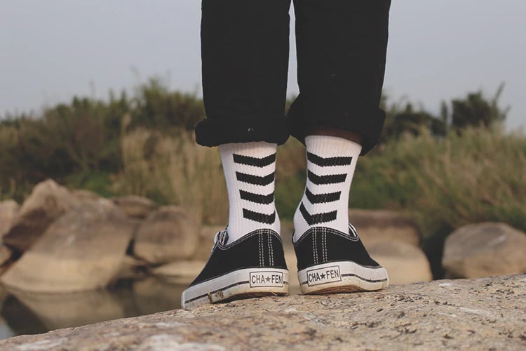 Image of Mens Black Badge Pattern - White Crew Cotton Socks