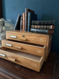 Image 5 of Petit meuble de métier, trois tiroirs, 1950!