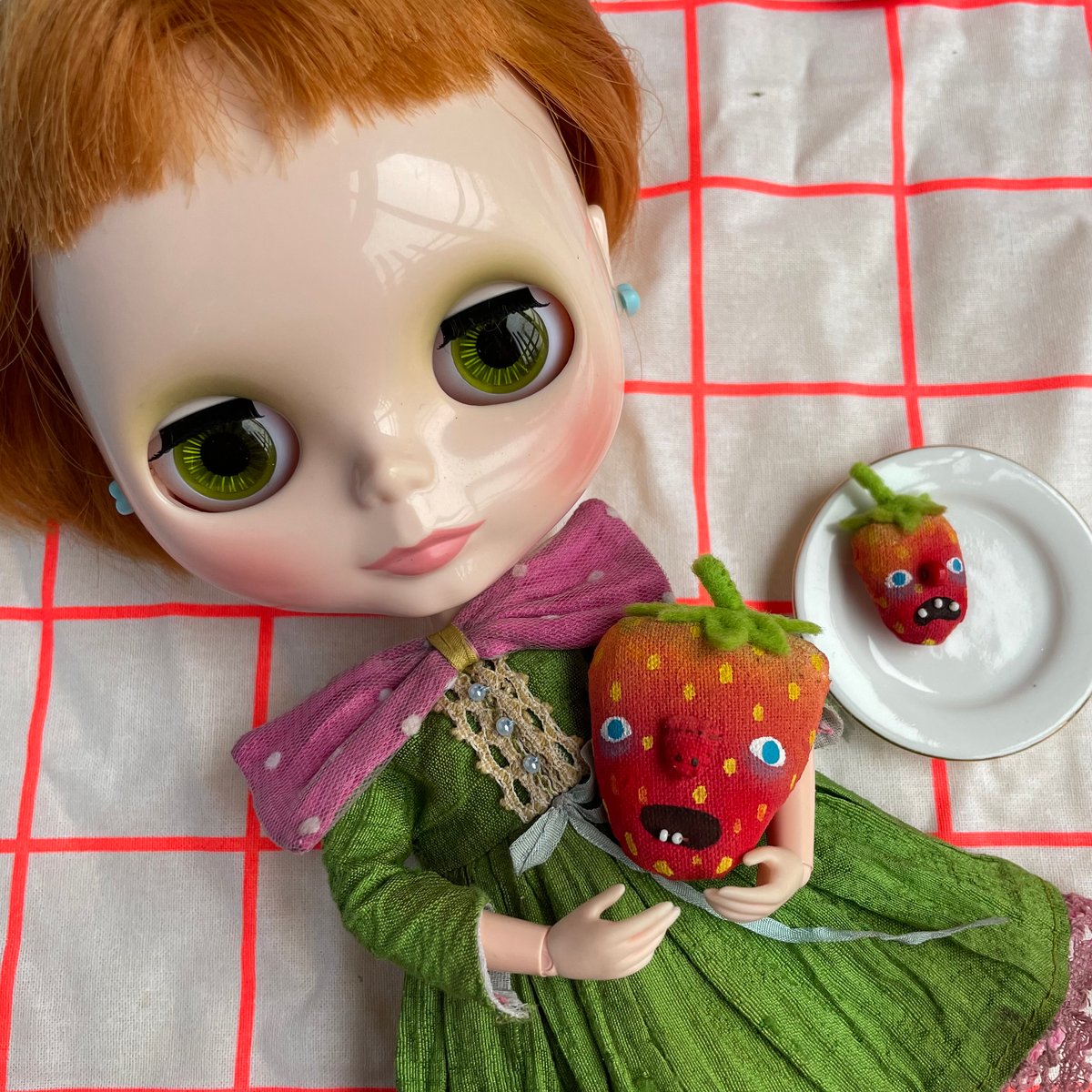 Image of Medium Strawberry V