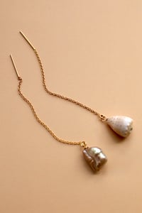 Abbreviated cone shell and keshi pearl threaders