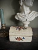 Petit coffre vintage, bois et stuc avec décor de fleurs 