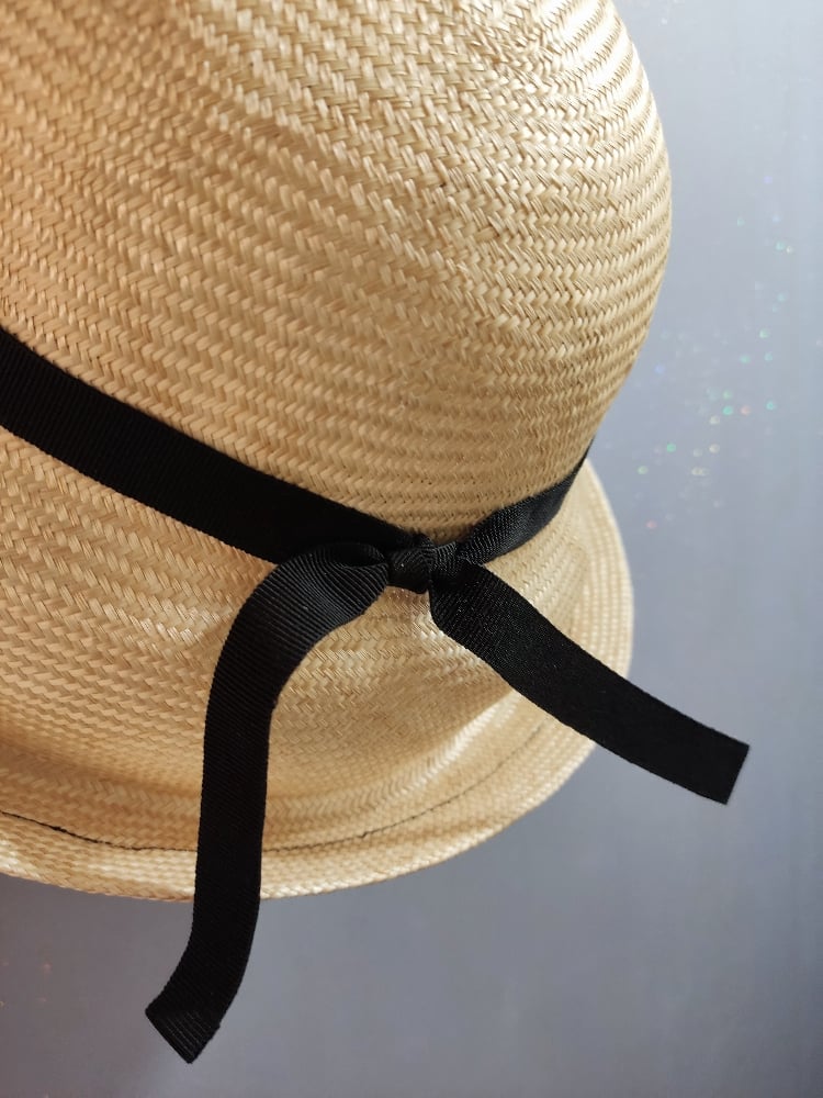 Image of Cappello parasisal panna con nastro nero