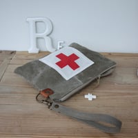 Image 1 of Grande pochette plate militaire Croix rouge.