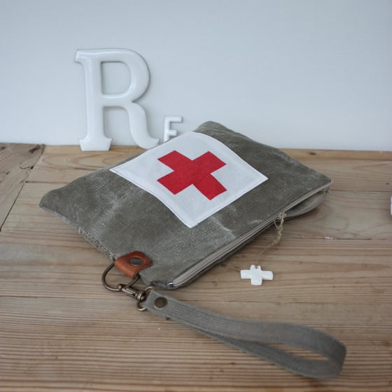 Image of Grande pochette plate militaire Croix rouge.