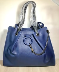 borsa donna in pelle blu navy con manico a tracolla.