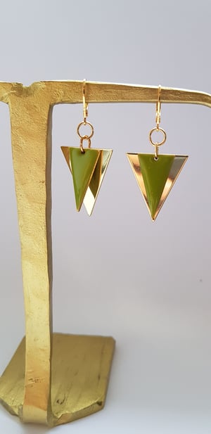 Image of Pendientes Pamela. Pendientes largos con detalles en dorado y piezas esmaltadas.