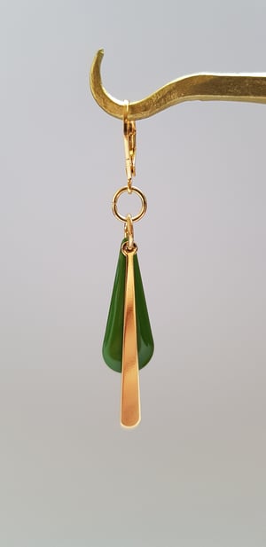 Image of Pendientes Pamela. Pendientes largos con detalles en dorado y piezas esmaltadas.