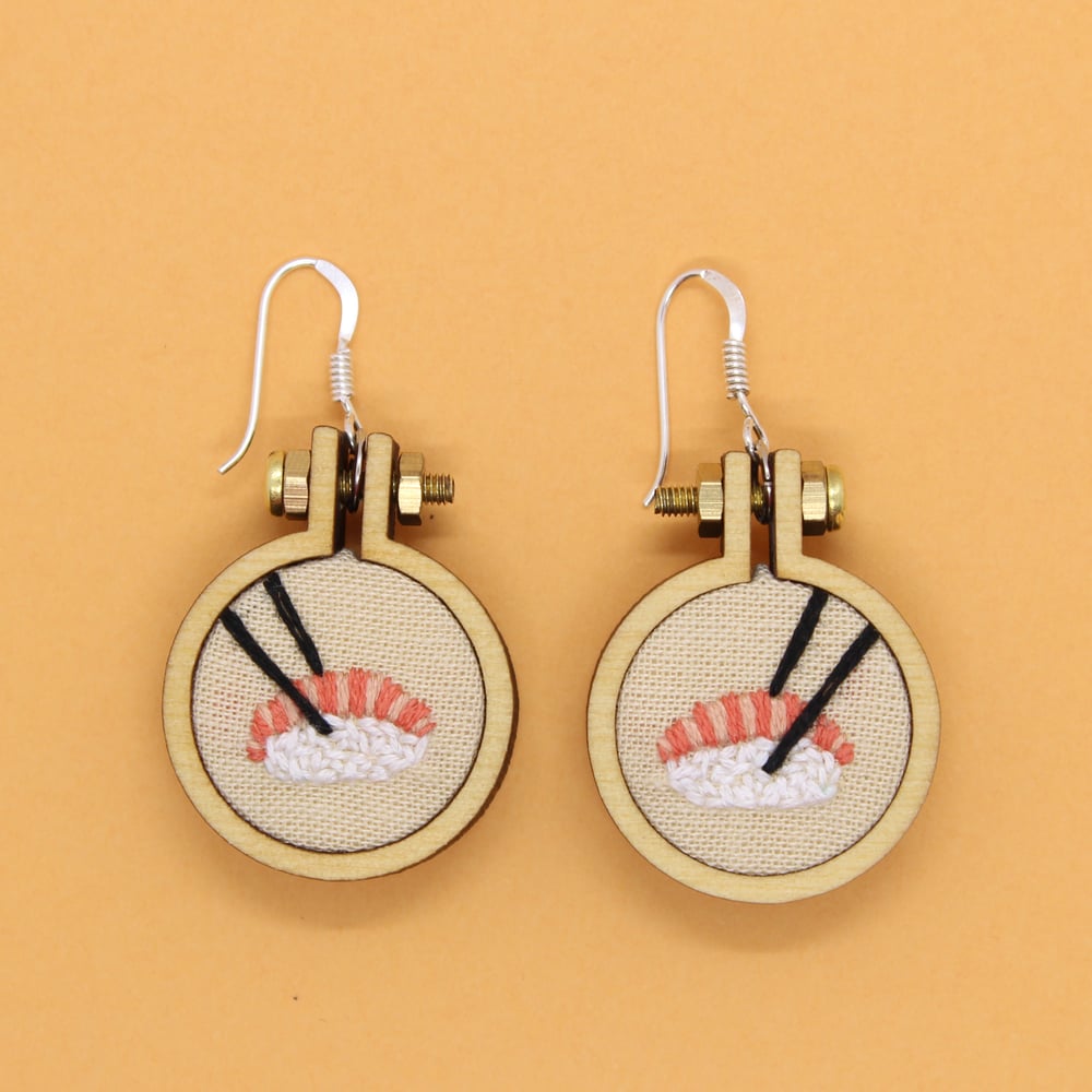 Image of Sushi Salmón. Pendientes Bordados. Embroidery hoop.