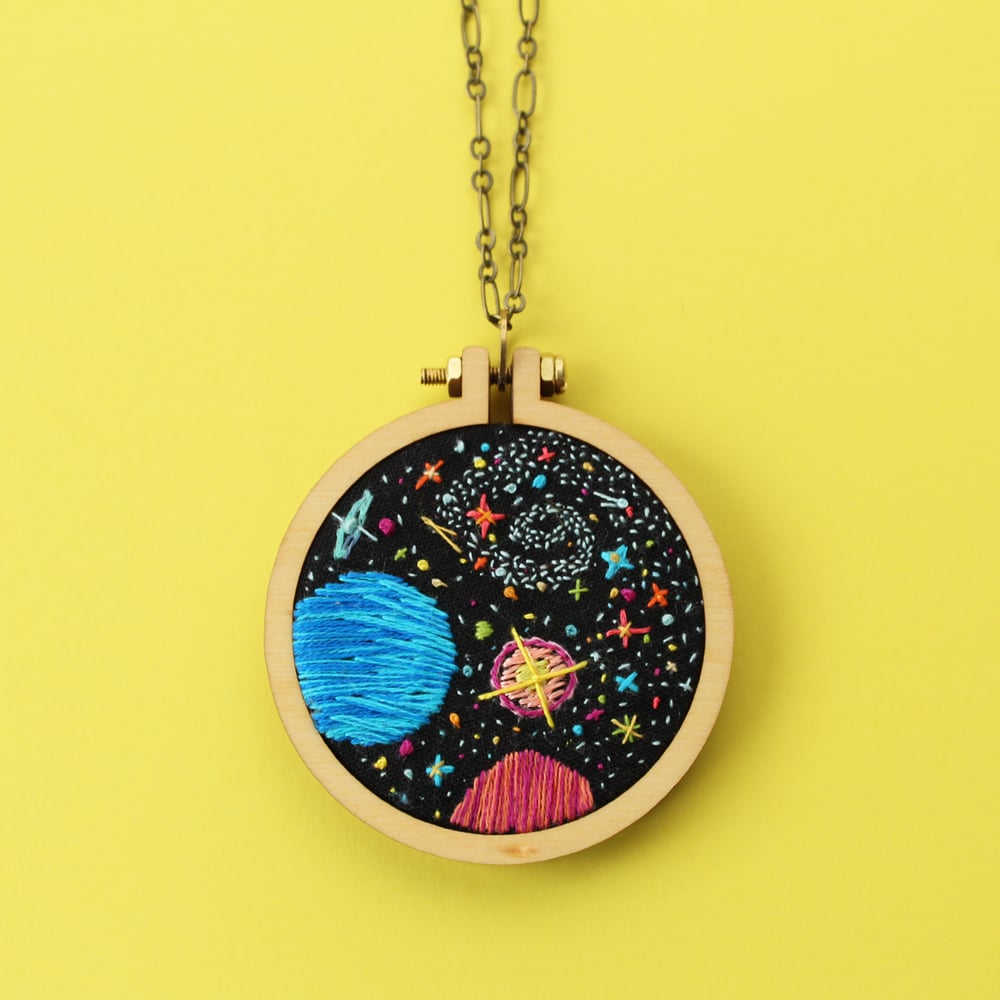 Image of Universo. Colgante bordado. Embroidery hoop