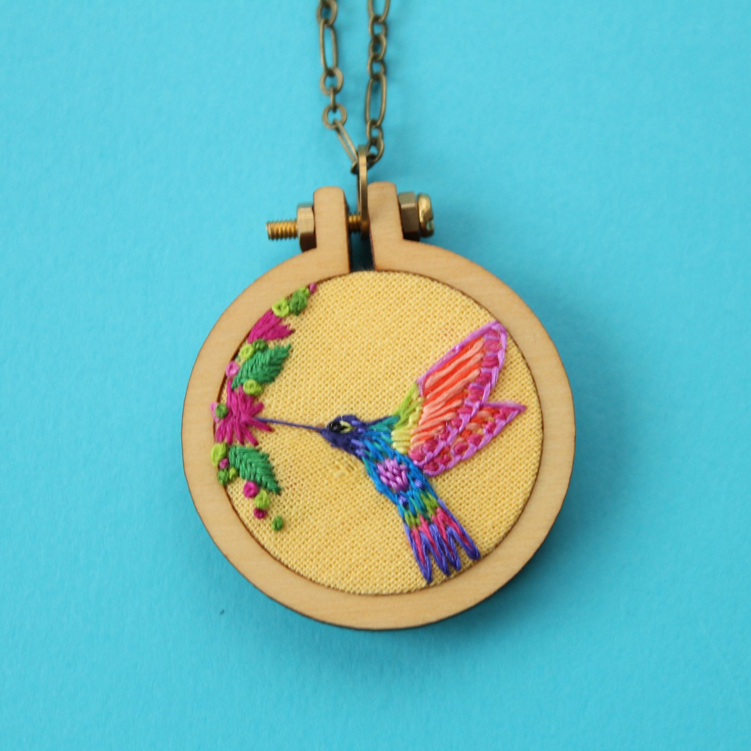Image of Colibrí. Colgante bordado. Embroidery hoop