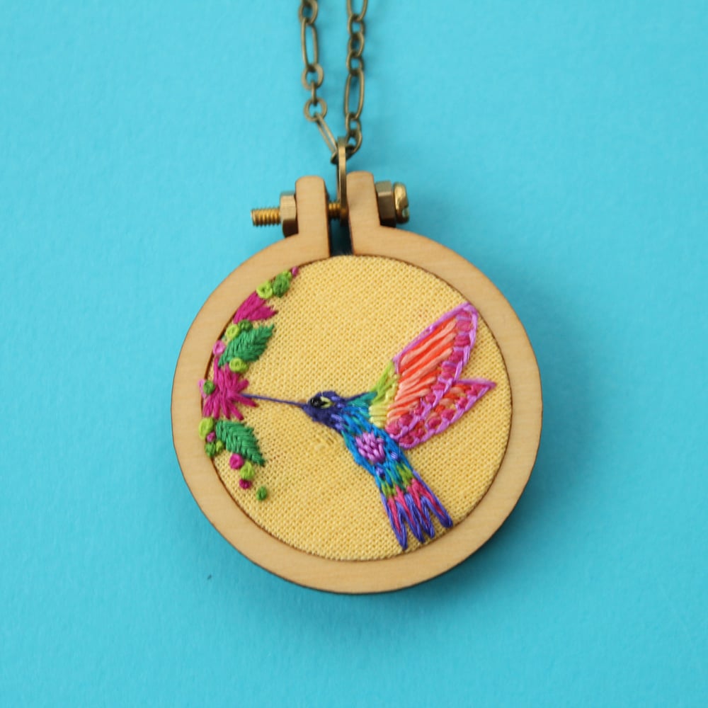 Image of Colibrí. Colgante bordado. Embroidery hoop