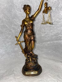 La Dama De La Justicia Statue