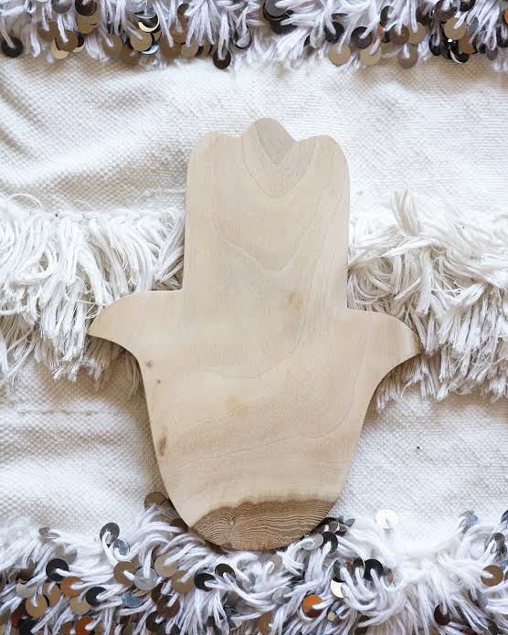 Image of Planche en bois clair main de Fatma