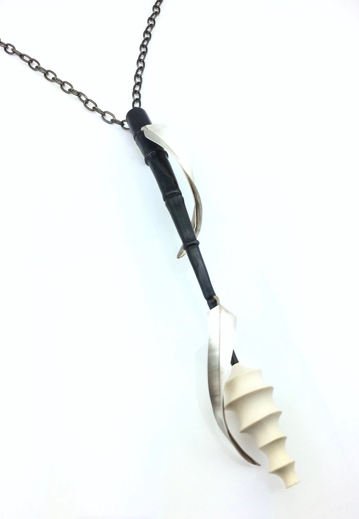 Image of Black Tendril Pendant with leaves 01
