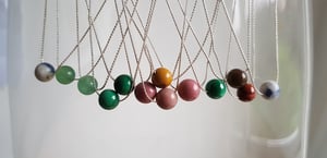 Image of Preciosa. Collar con detalle de piedra semipreciosa.