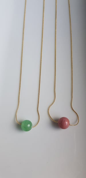 Image of Preciosa. Collar con detalle de piedra semipreciosa.