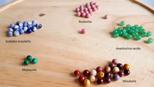 Image of Preciosa. Collar con detalle de piedra semipreciosa.