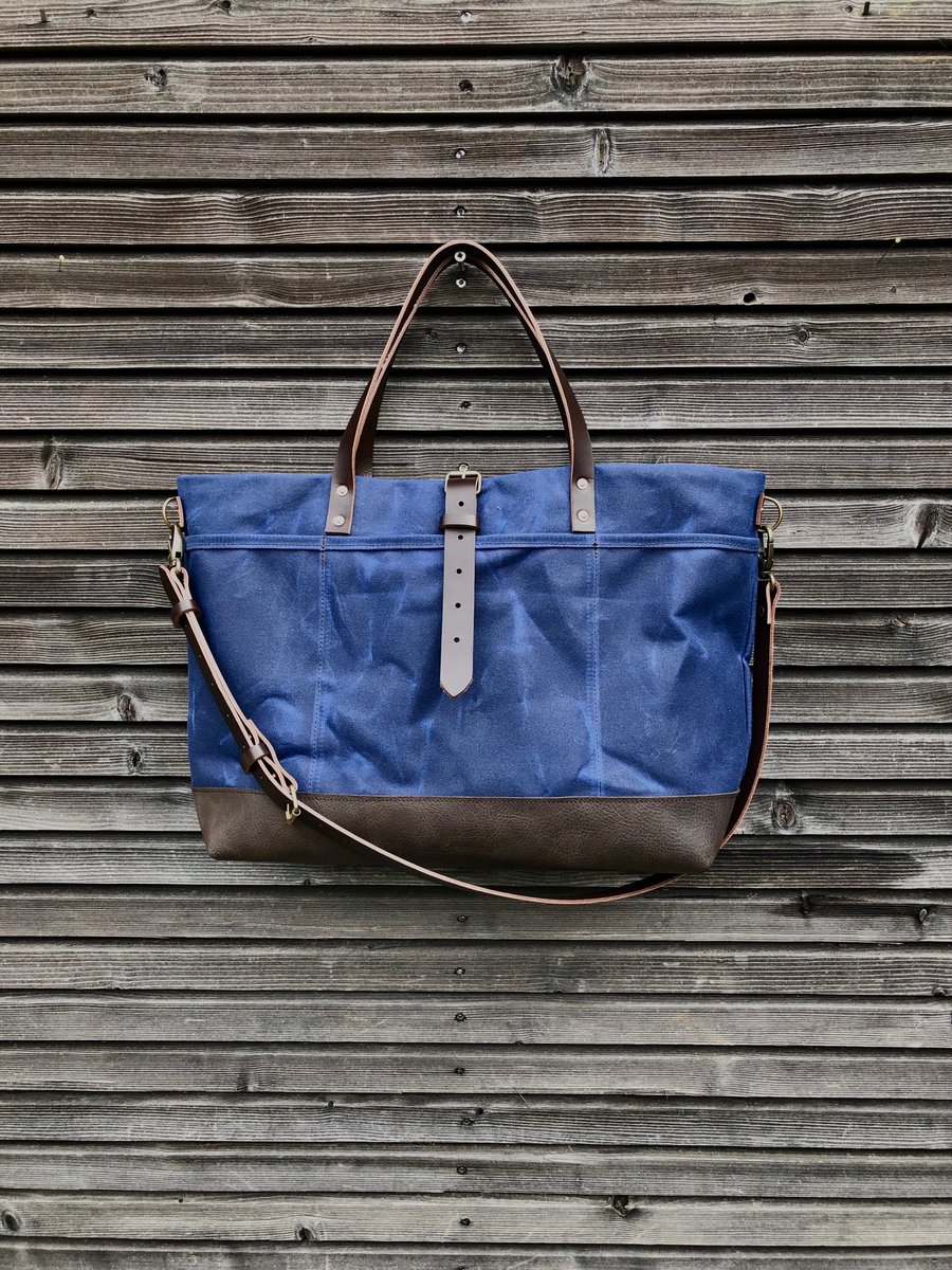Image of XL bag in navy blue waxed canvas and dark brown oiled leather base