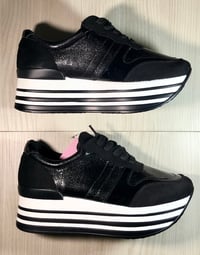 Platform sneakers nera brillantinata. 4 CM