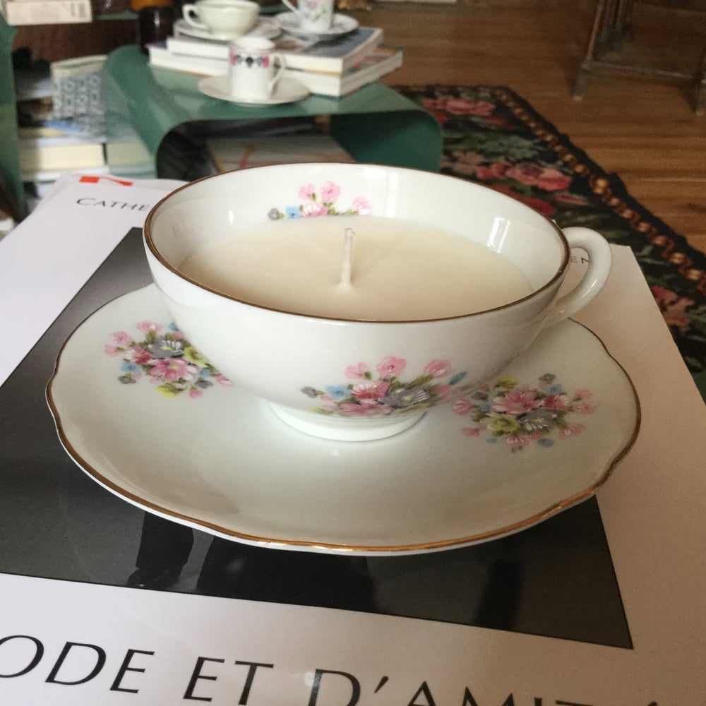 Image of Bougies tasses à thé fleurettes, oiseaux et dorures