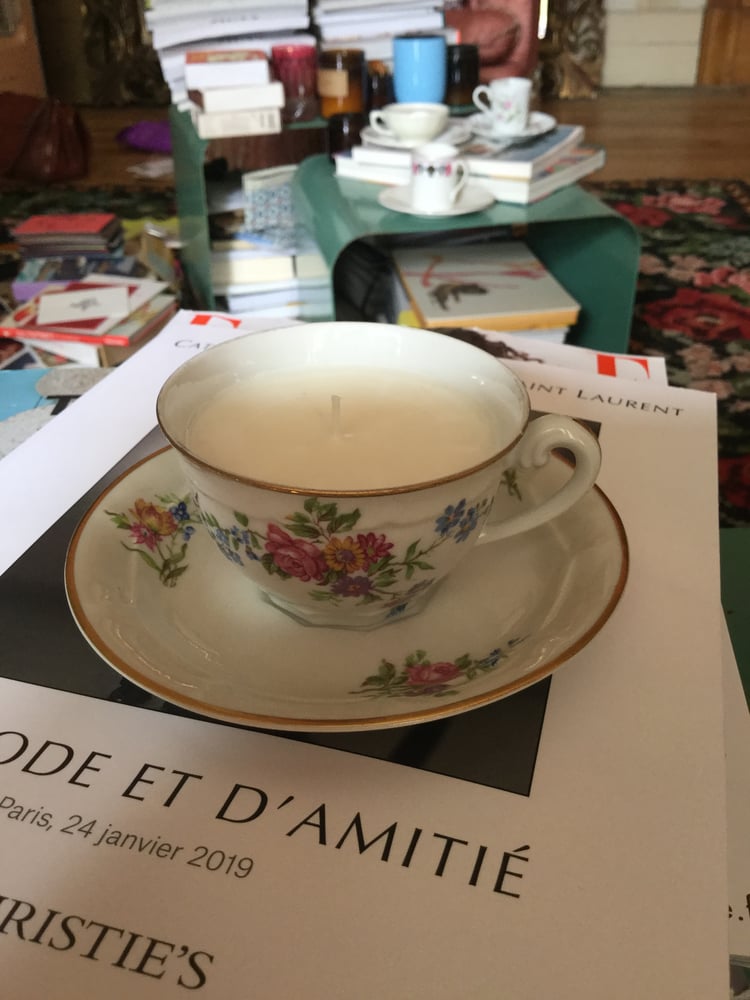 Image of Bougies tasses à thé fleurettes, oiseaux et dorures