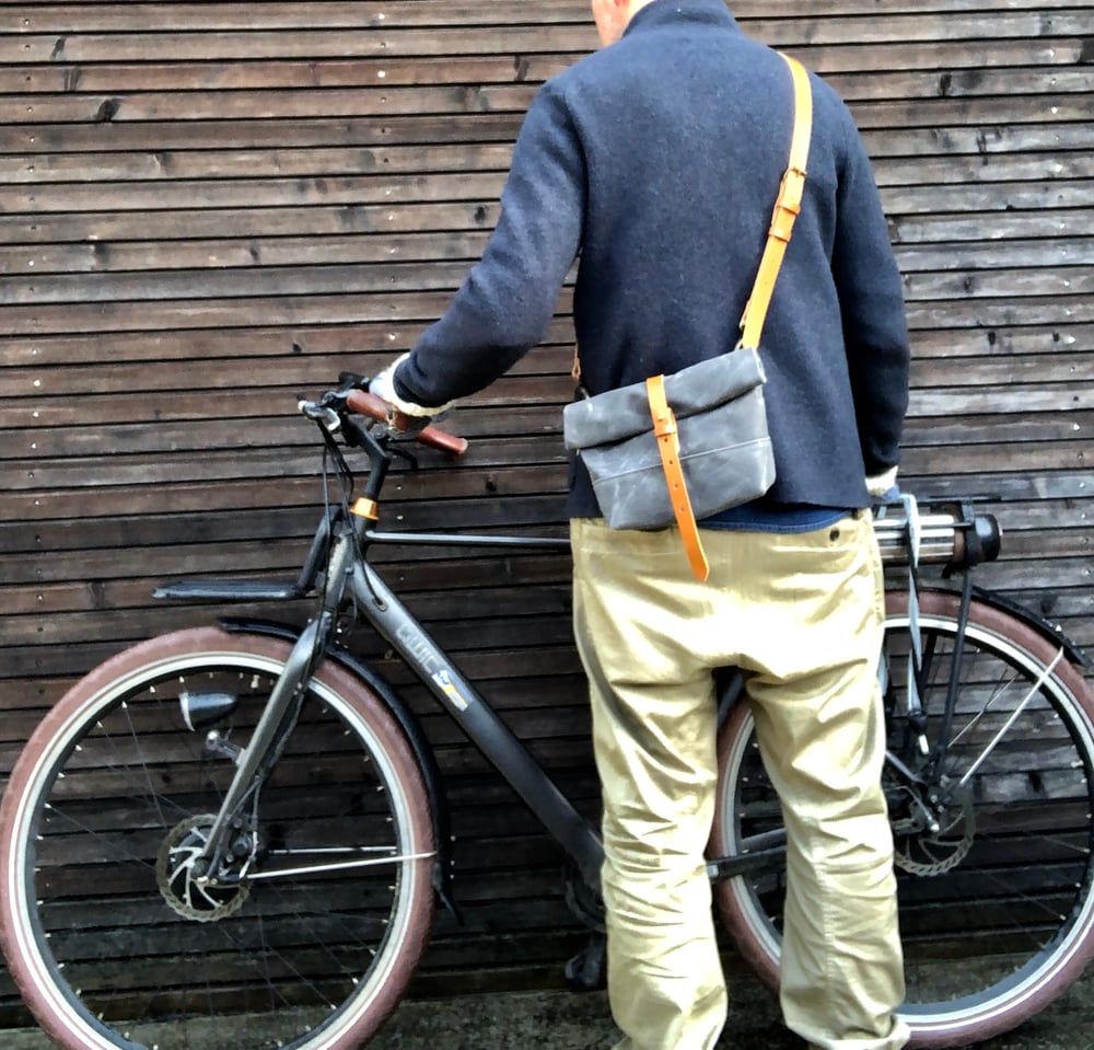Image of Satchel in waxed canvas / small messenger bag / Musette / handle bar bag