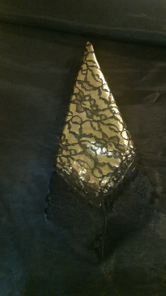 Image of LACE OVERLAY HANKIE