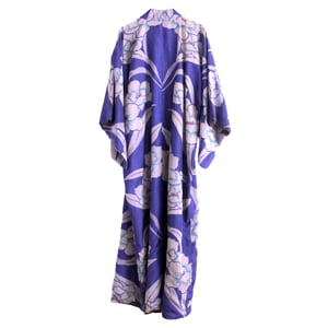 Image of silke kimono lilla med store peoner
