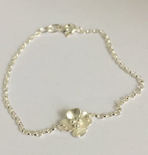 Image of Flower bracelet with a single flower