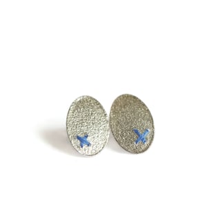 Image of Small Sewn-up earrings with one kiss
