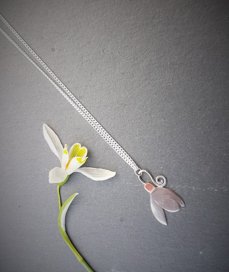 Snowdrop Pendant Image 3