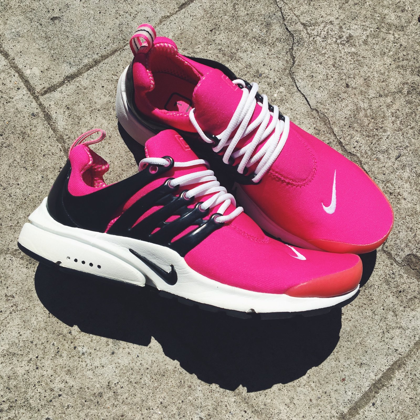 peach nike running shoes