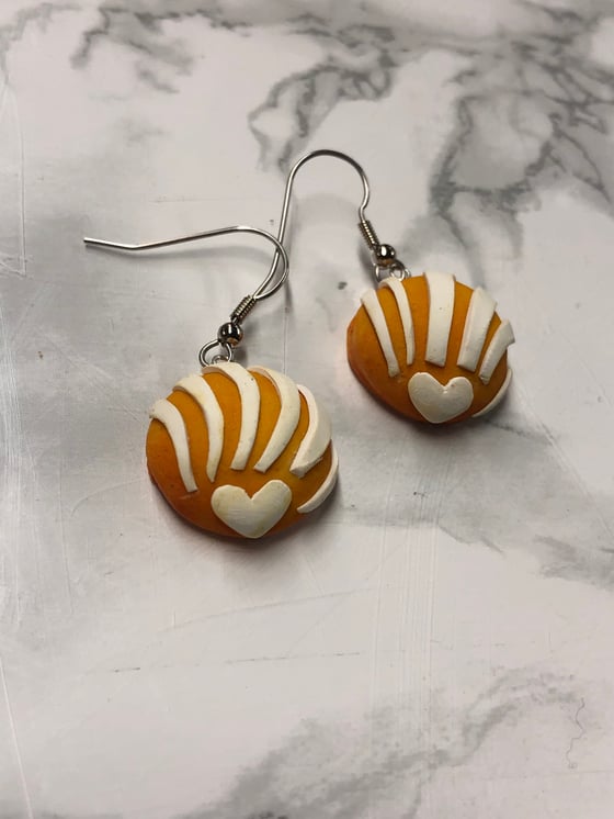 Image of Concha Earrings ( white )