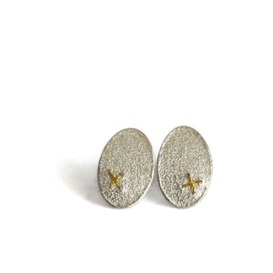 Image of Small Sewn-up earrings with one kiss