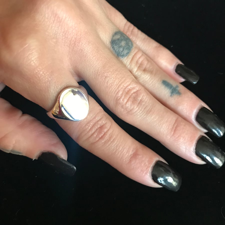 Image of SMALL OVAL ROUND SIGNET