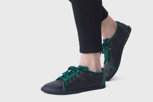 Image of Barefoot sneakers in Pebbled Black & Green Trim