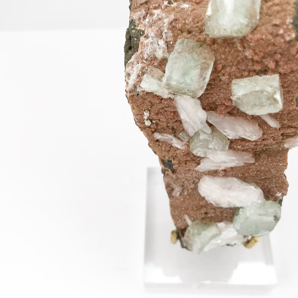 Image of Apophyllite/Stilbite no.01 + Mara Collection Lucite Pairing