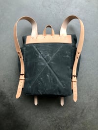 Image 3 of Yoga backpack in waxed canvas with zipper pocket and double yoga straps
