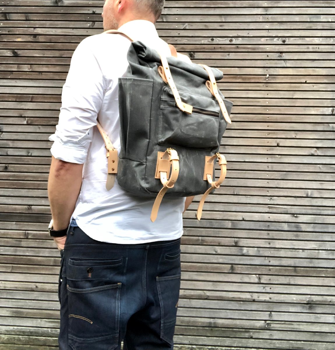 Yoga backpack in waxed canvas with zipper pocket and double yoga straps